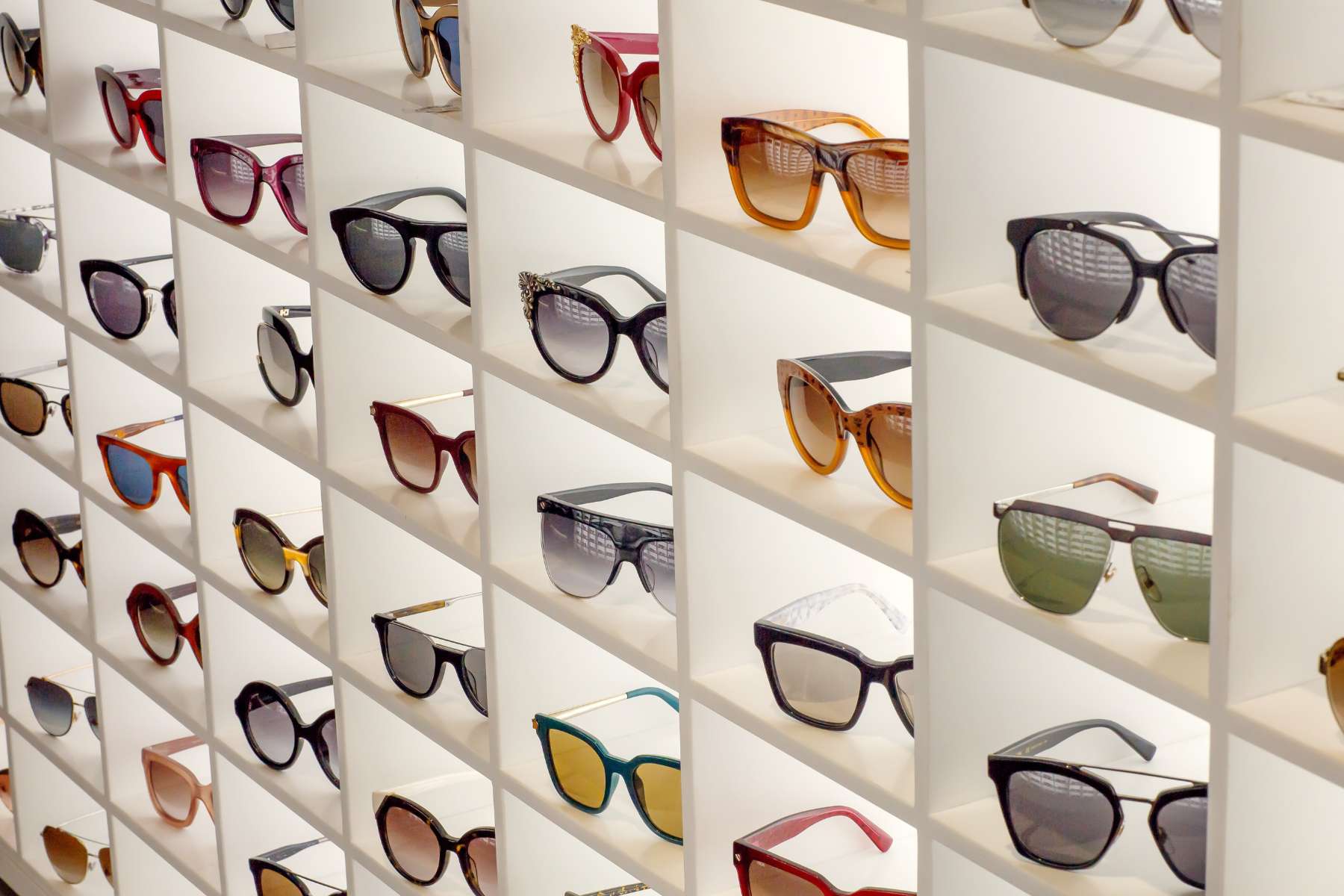 Okulary przeciwsłoneczne Polaroid: Jak technologia polaryzacyjna chroni Twoje oczy?